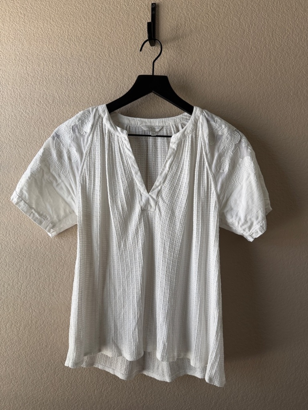 Lucky Brand White Textured V-Neck Short Sleeve Blouse